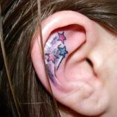 tatuaż gwiazdki na uchu