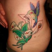 tatuaż koliber na biodrze