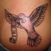 tatuaż gołąb na biodrze