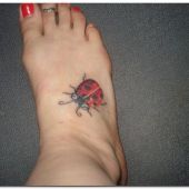 tatuaż biedronka na stopie