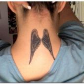 tatuaż skrzydła na szyi