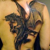 tatuaż smok 3D na plecach