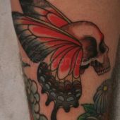 tatuaż czaszka motyla na nodze