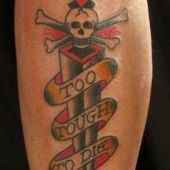 tatuaż sztylet i czaszka na nodze
