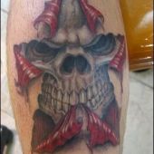 tatuaż demoniczna czaszka na nodze