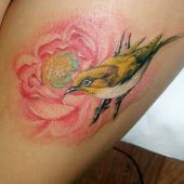 tatuaż ptak i kwiat na udzie
