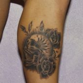 tatuaż meksykańska czaszka na nodze