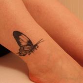 motyl na nodze tatuaże