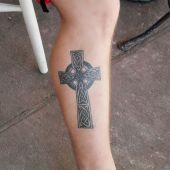 celtycki krzyż tatuaż na nodze
