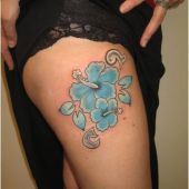tatuaże kwiaty na udzie