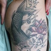 tatuaż chińska ryba na udzie