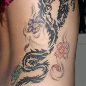tatuaż smok i kwiaty na boku