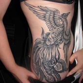 phoenix na boku tatuaż