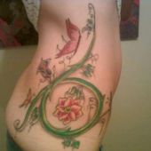 tatuaż motyle i roślina na boku