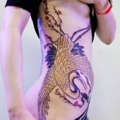 tatuaż żuraw na boku