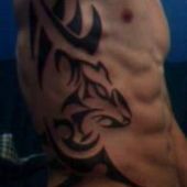 tatuaż tribal na męskim boku