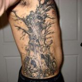 tatuaż drzewo na boku
