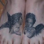 tatuaż aniołki na stopach