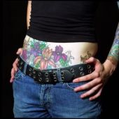 tatuaż kwiaty na brzuchu