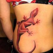 tatuaż jaszczurka na plecach