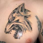 tatuaż wilk na piersi