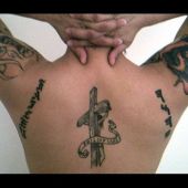 tatuaż ukrzyżowany Chrystus na plecach