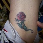 tatuaż róża na nodze