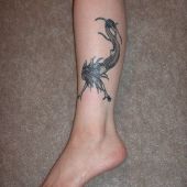 tatuaż syrena na nodze