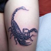 tatuaż skorpion na udzie