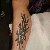 tribal tatuaż na nodze
