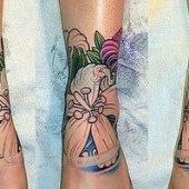 tatuaż kwiaty na kostce