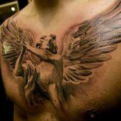 tatuaż anioł na piersi