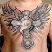 tatuaż krzyż i skrzydła na piersi