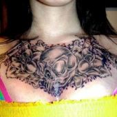 tatuaż czaszka z kwiatami na piersi