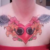 tatuaż serce i skrzydła na piersi
