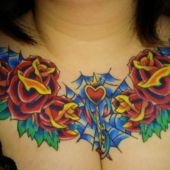 tatuaż kwiaty na piersi