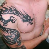 tatuaż smok na ramieniu i piersi