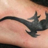 tatuaż jaszczurka na stopie