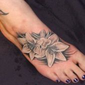 tatuaże kwiaty na stopie