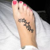 gwiazdki na stopie tatuaże
