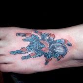 tatuaż pająk na stopie