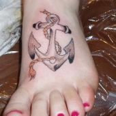 tatuaż kotwica na stopie