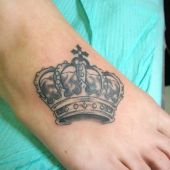 tatuaż korona na stopie