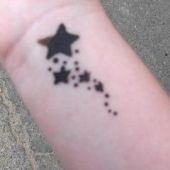tatuaż gwiazdka na nadgarstku