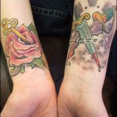 tatuaż róża  i sztylet na nadgarstku