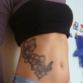 tatuaż kwiaty i motyl na brzuchu