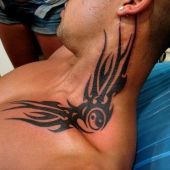 tatuaż tribal na szyi