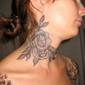 tatuaże róże na szyi