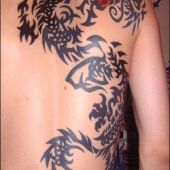 tatuaże tribal smok na plecach