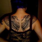 tatuaż piękne skrzydła na plecach